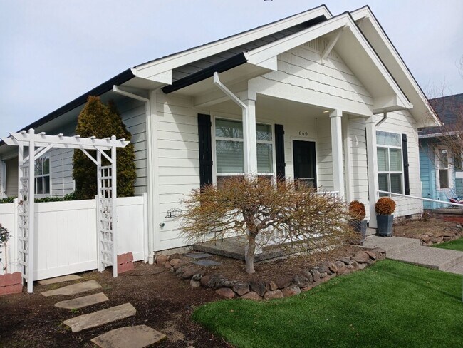 Foto del edificio - Charming 2 Bedroom, 2 Bathroom Cottage in Central Point