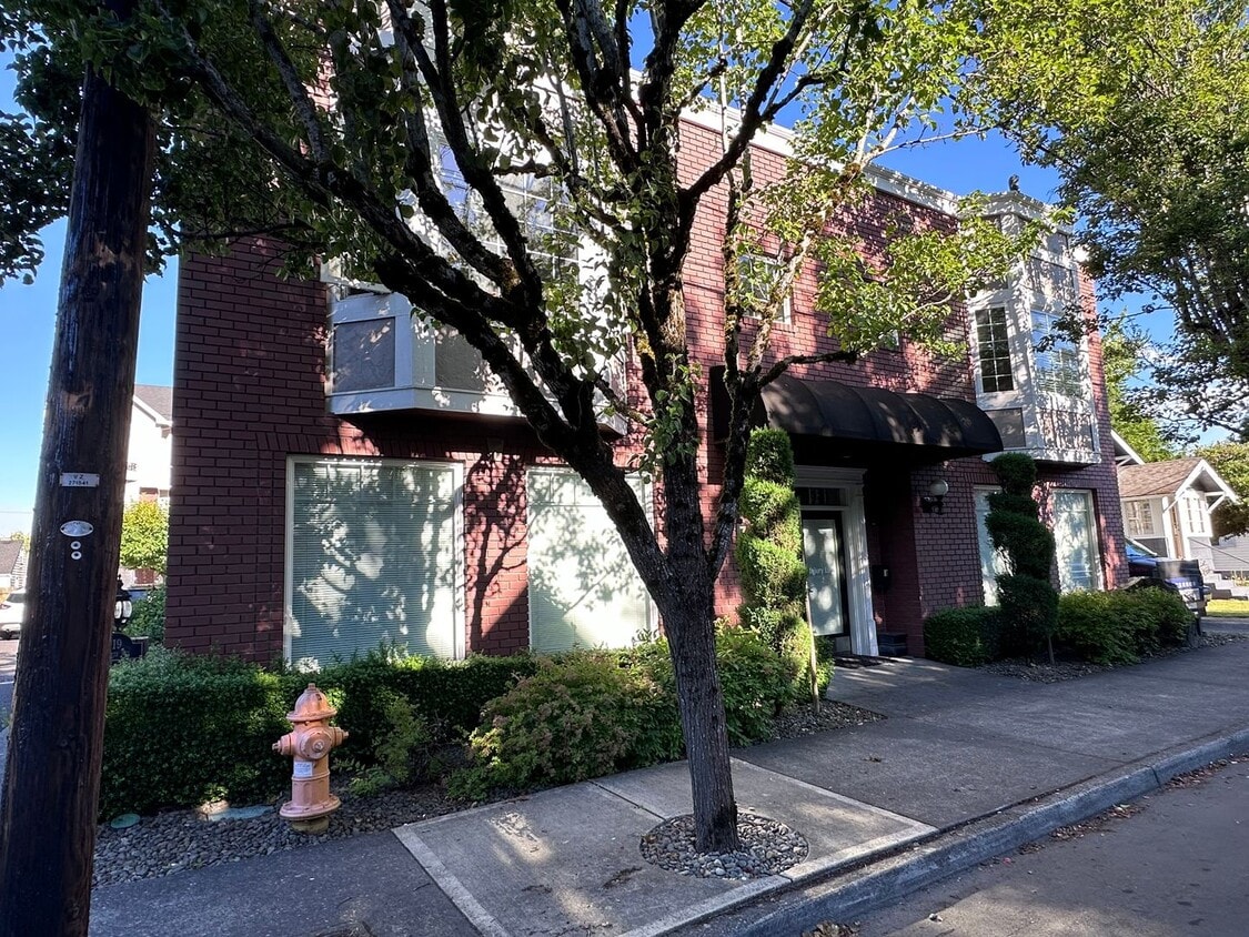 Photo - 715 NE Roberts Avenue