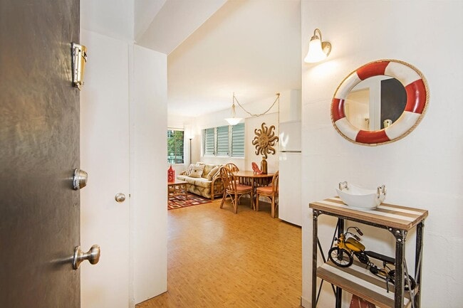 Building Photo - Diamond Head Ambassador #201