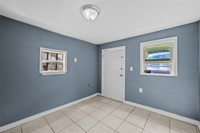 Photo - 2631 Oakcliff St Apartment