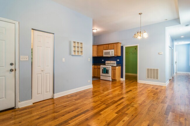 Building Photo - 921 S Oakley Blvd