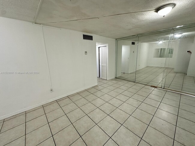 Foto del edificio - 20380 NW 7th Ave
