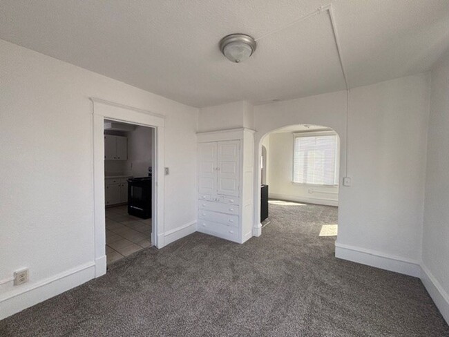 Building Photo - 2 Bed 1 Bath Updated Home