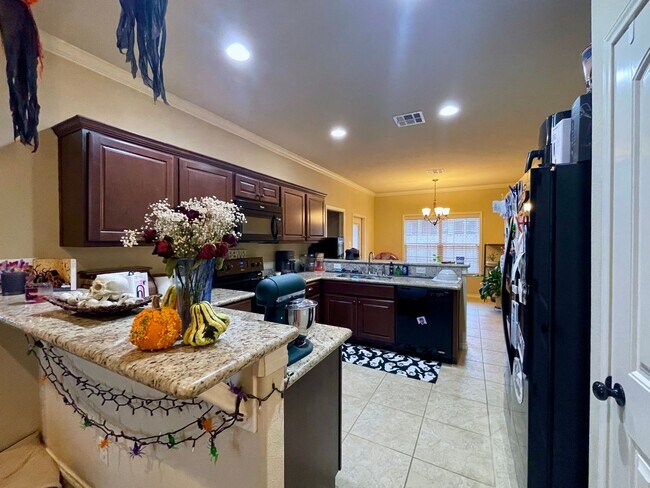 Foto del edificio - Wonderful 2 Bed 2 Bath Townhome! August 20...