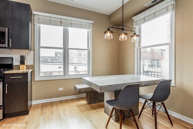 Foto del edificio - 1735 W Division St