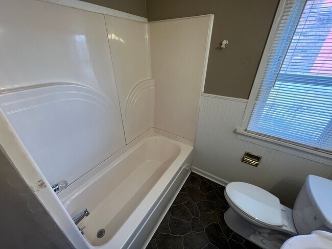 Building Photo - Two Bedroom Home with Attached Garage Move In Ready!