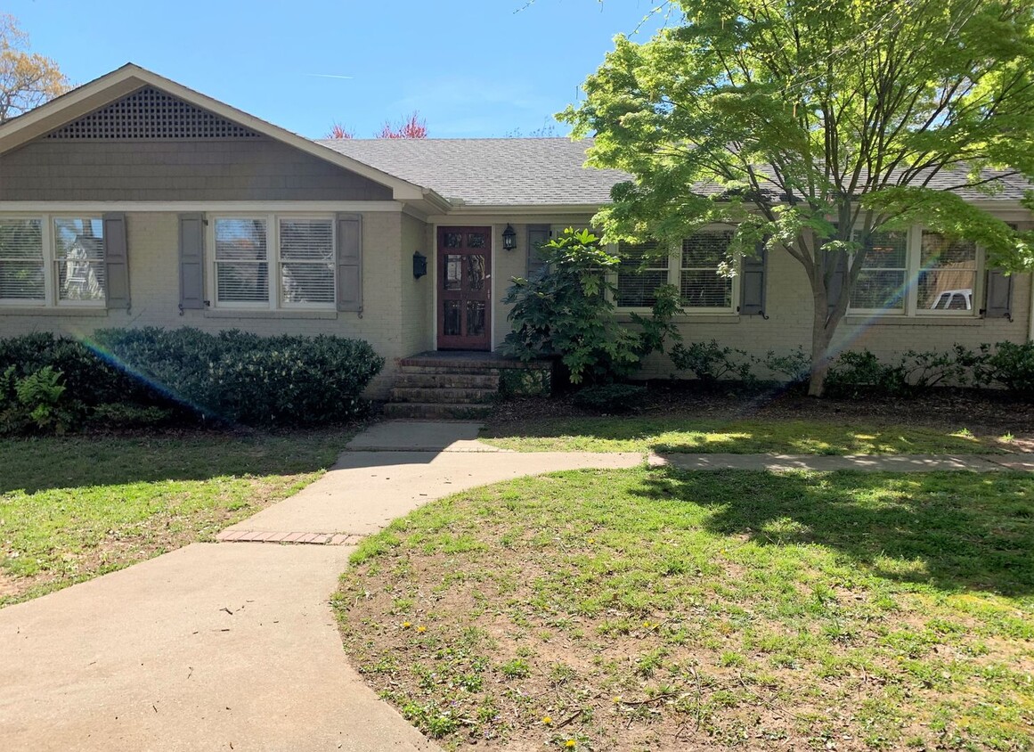 Primary Photo - Spacious home in the Augusta Road Community