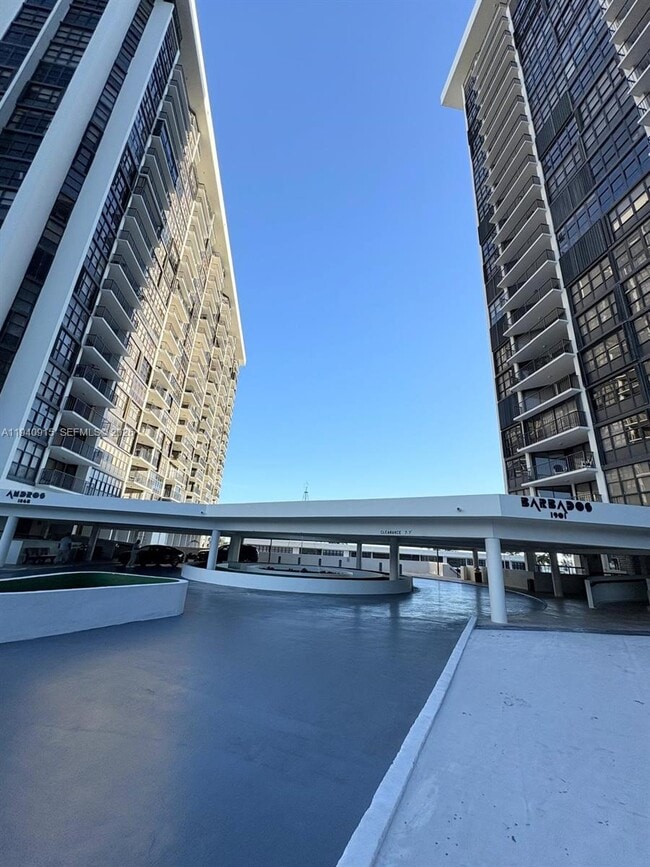 Building Photo - 1901 Brickell Ave