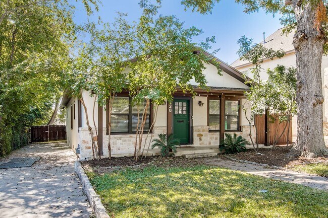 Foto del edificio - RENOVATED 3-BEDROOM HOME IN ALAMO HEIGHTS WITH FULL CASITA