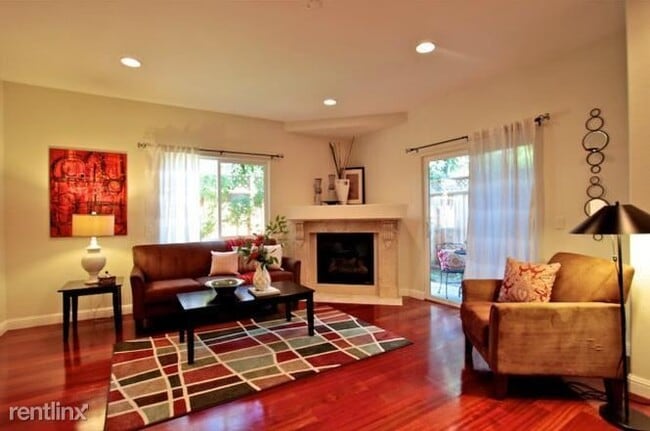 Building Photo - 3 br, 0.5 bath Townhome - 849 Quince ave