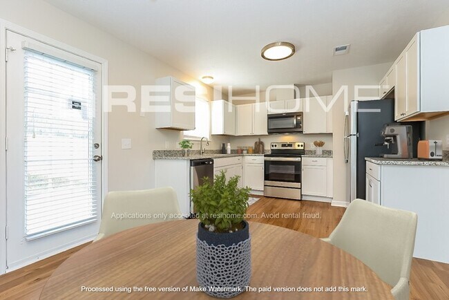 Foto del edificio - 1221 Akins Ridge Dr