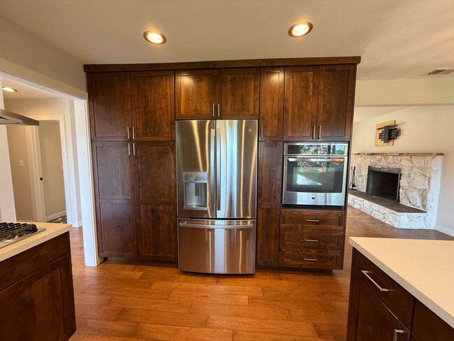 Building Photo - 1115 Balour Dr
