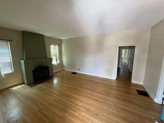Foto del edificio - 4 Br, 2 Ba with kitchen appliances and bas...
