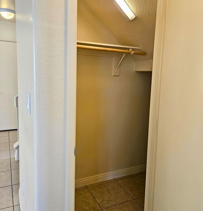 Building Photo - MOVE-IN READY 4BR/3BA SINGLE FAMILY HOME I...