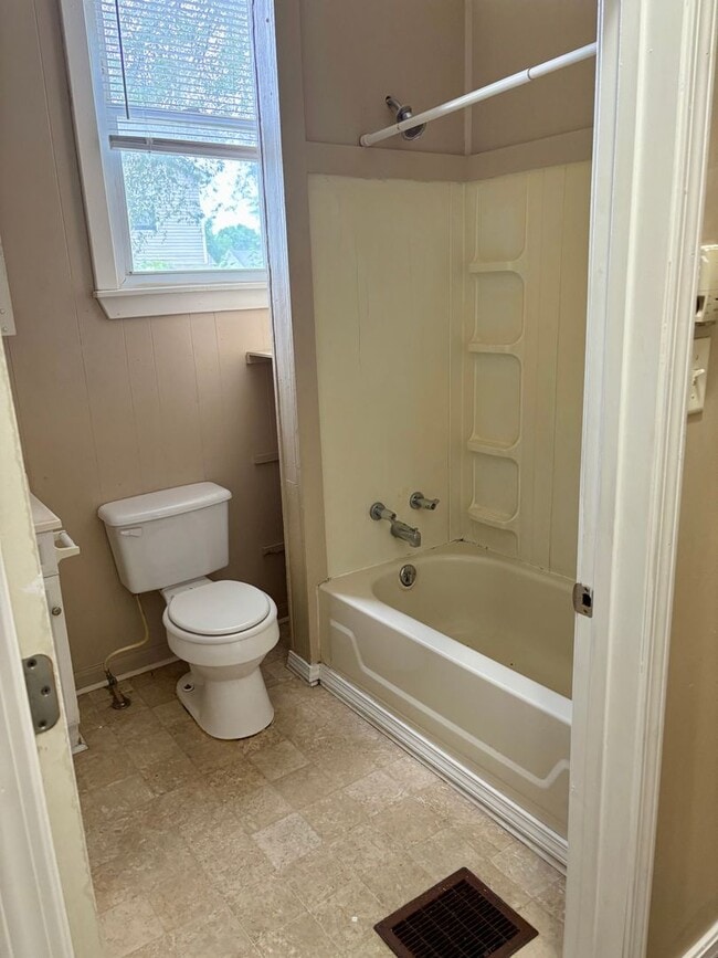 Foto del edificio - 3 bedroom 2 bath house for rent