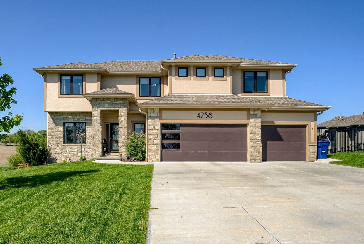 Primary Photo - Spacious & Stylish 6-Bedroom Home in North...
