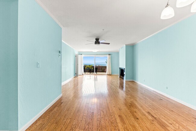Building Photo - Beautiful 2 Bedroom Corner Unit on the Bea...