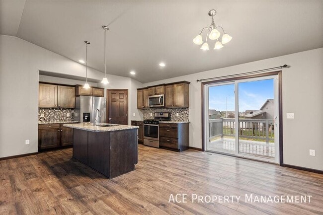 Building Photo - 533 Mace Dr