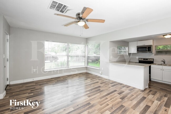 Building Photo - 611 Hewett Dr