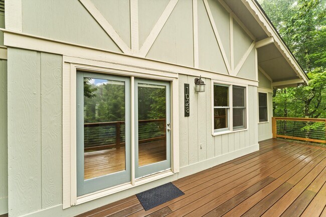 Building Photo - 1028 Charter Hills Rd