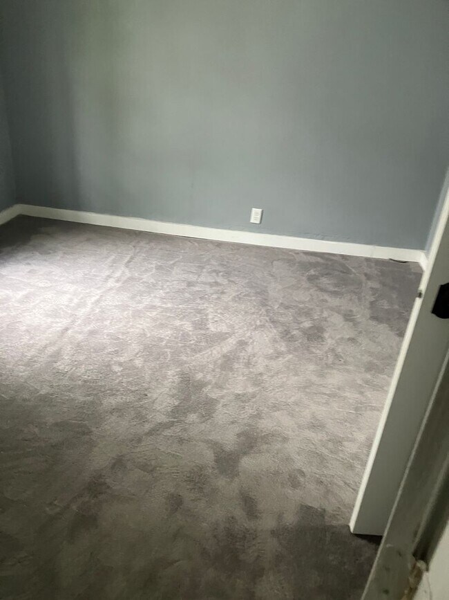 Building Photo - Refreshed 2 bedroom home