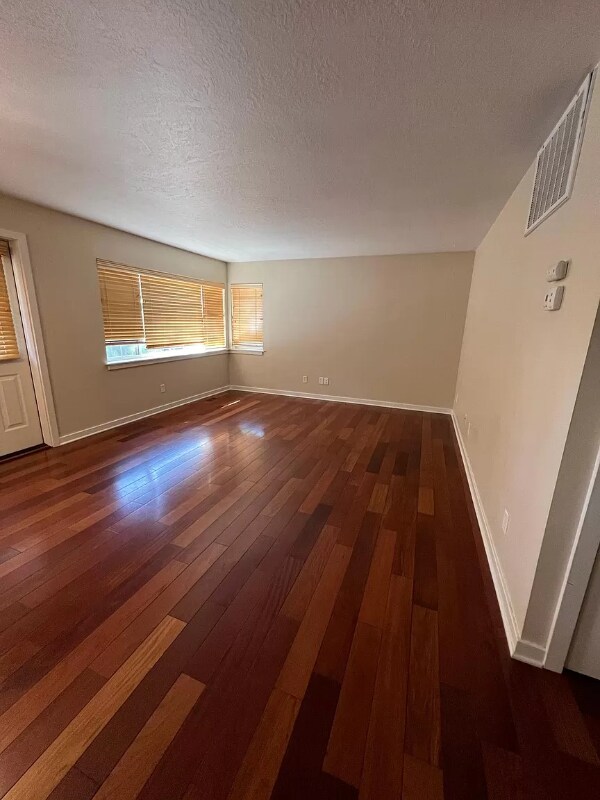 Foto del edificio - 206 Village Ln