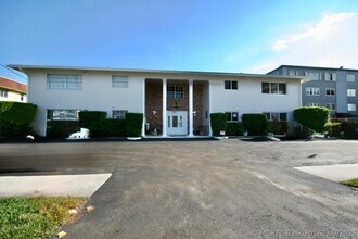 Building Photo - 1040 Crystal Lake Dr