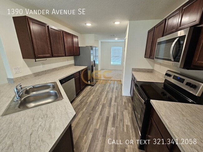 Building Photo - 1390 Vander Ave SE