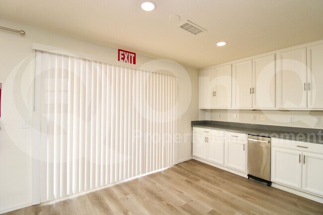 Foto del edificio - 1631 E Carson Rd