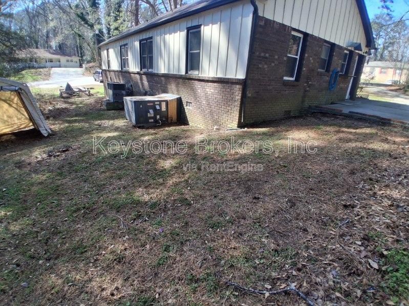 Building Photo - 4910 Valley Dale Dr SW