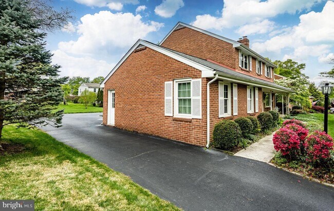 Building Photo - 705 Ashford Rd