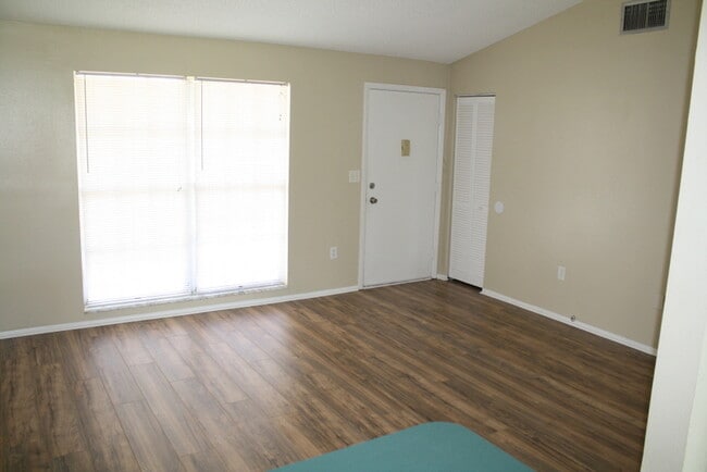 Building Photo - Very Cute 2 bedroom home in Seven Springs