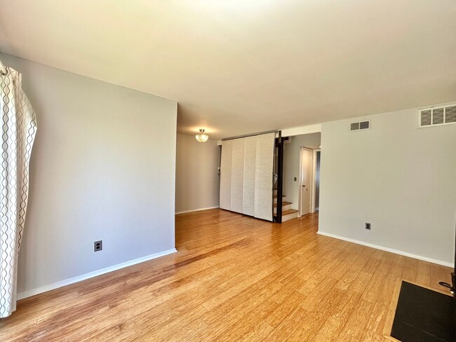 Foto del edificio - Stylish 3BR, 2.5BA Home with Fenced Backya...