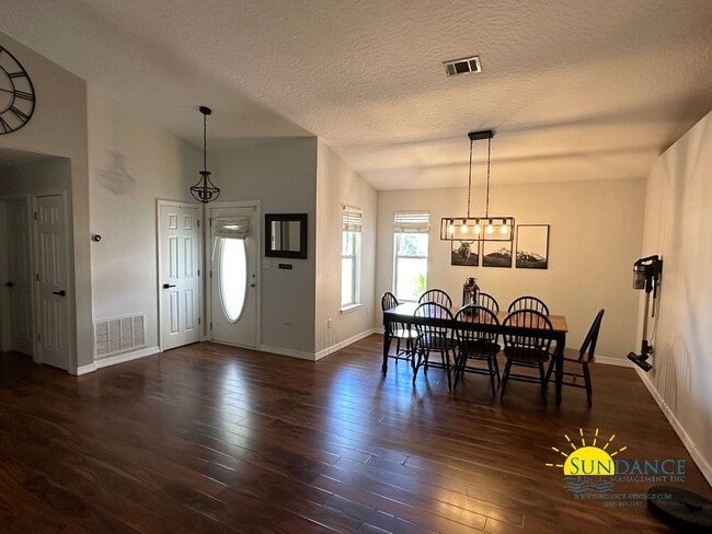Building Photo - Pet Friendly Charming 3-Bedroom Home in Na...