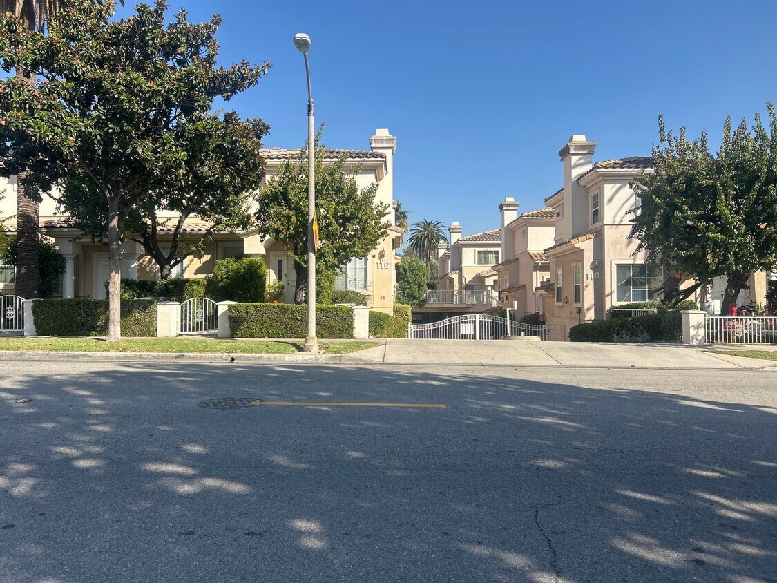 Primary Photo - Cozy 2-bedroom Suites Condo in the most de...