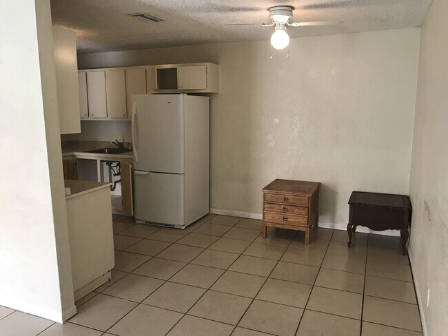 Foto del edificio - Large 2-1 with central air