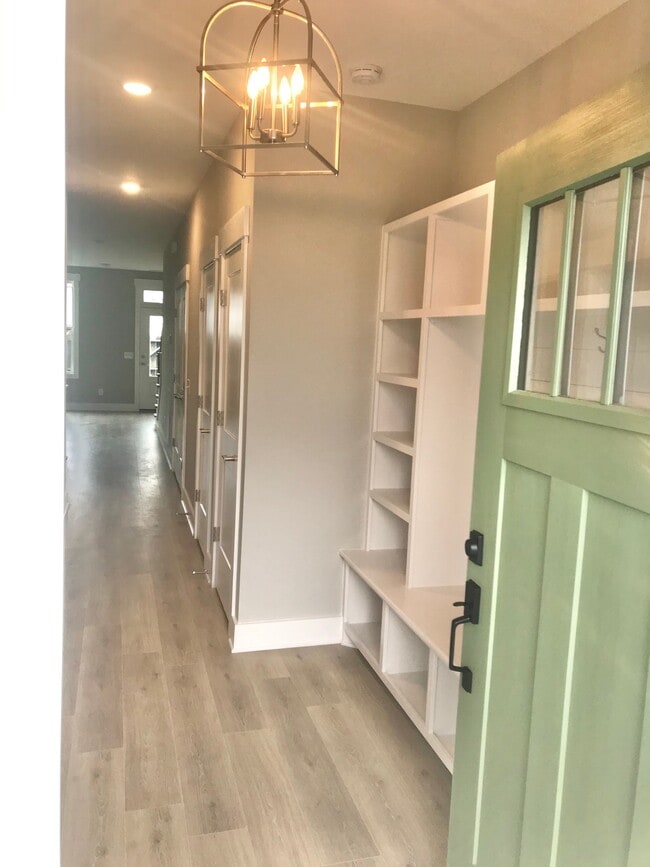 Front entry - 2085 Oakwood Ave