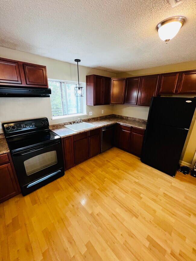 Kitchen - appliances - 5455 N Main St