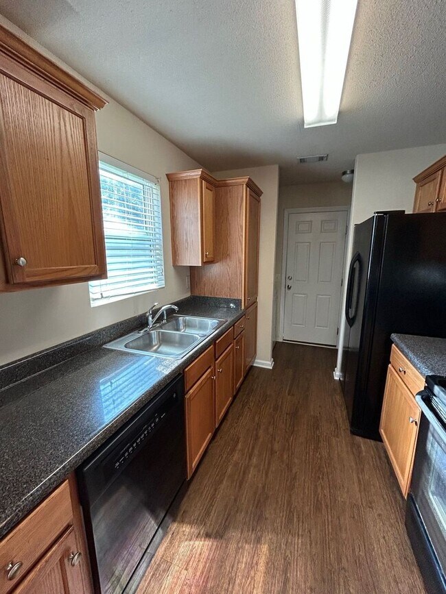 Foto del edificio - PRE-LEASING FOR AUGUST 1 2026! 1/2 Off Deposit!