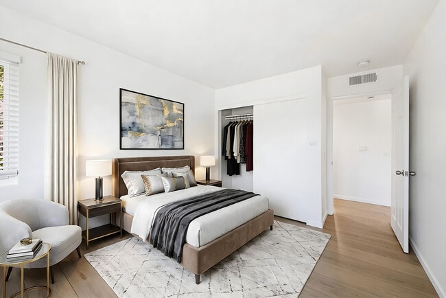 Building Photo - 4810 S La Brea Ave