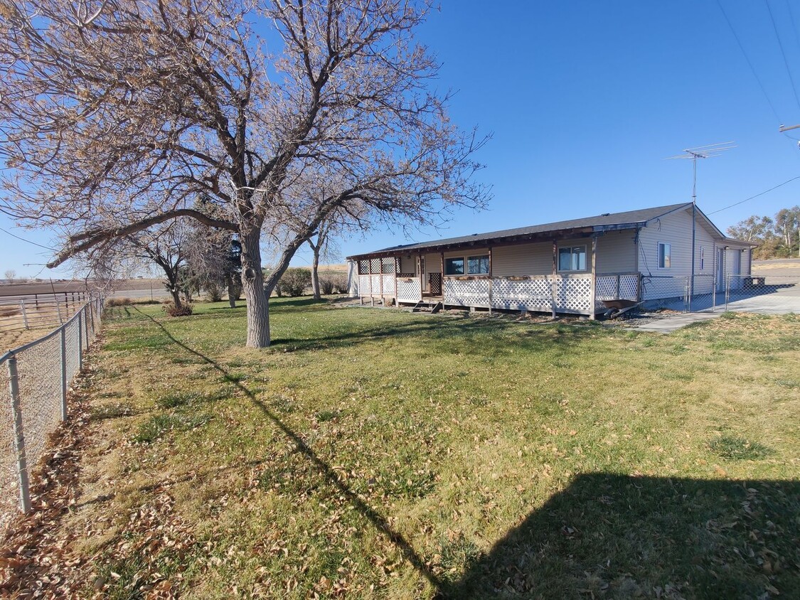 Foto principal - 4 BD / 2 BA Family Home in Hammett, ID!