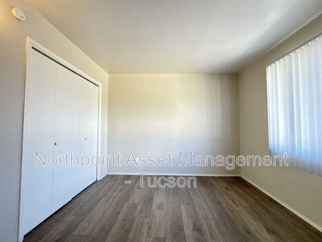 Building Photo - 1558 N Craycroft Rd