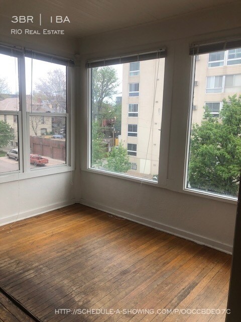 Building Photo - Stunning Top Floor 3BR with Sunroom!
