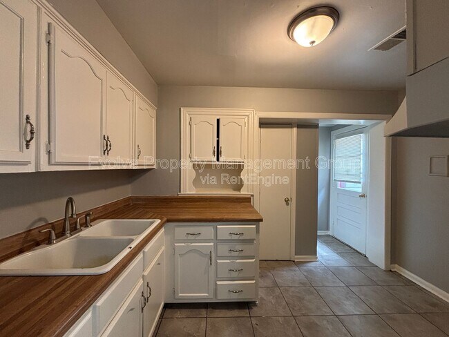 Foto del edificio - 3723 Wilshire Rd