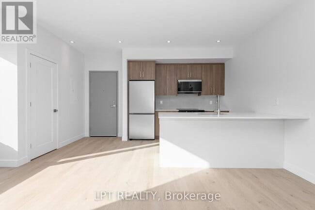 Building Photo - 319 Shakespeare St