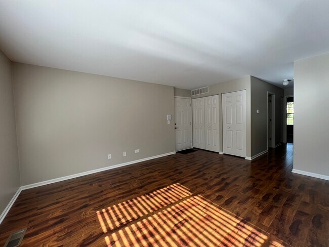 Foto del edificio - 320 Crestview Dr
