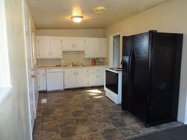 Building Photo - Large 4 Bed 2 Bath with Extra Large 2 Car ...