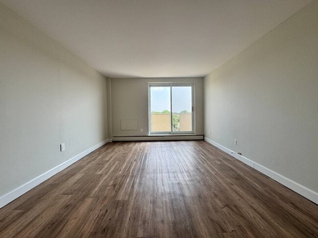 Building Photo - 410-455 Sandys St Chatham ON N7L 4H2