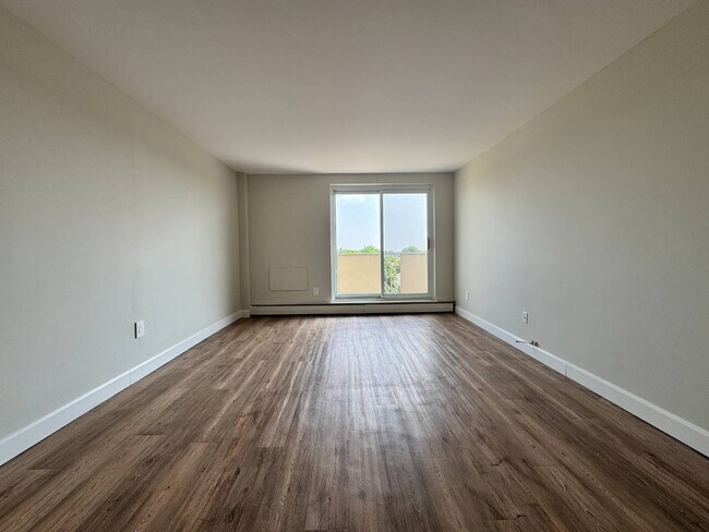 Building Photo - 455 Sandys St