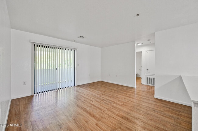 Foto del edificio - 3065 N 67th Ave